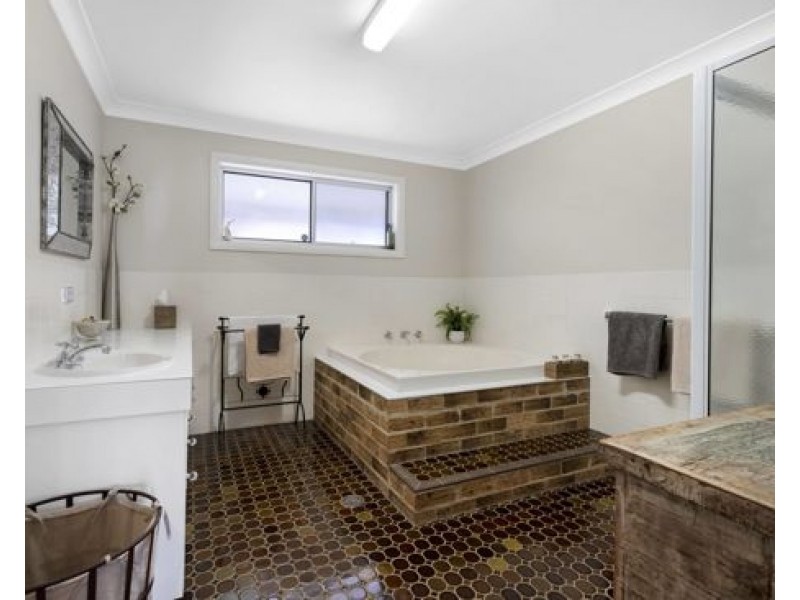 9 Kyooma Street, Tamworth NSW 2340