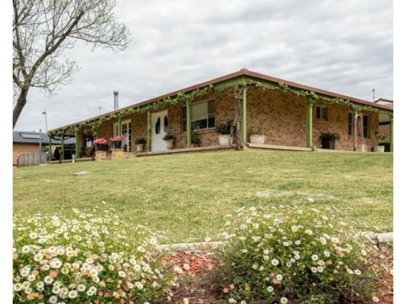 9 Kyooma Street, Tamworth NSW 2340