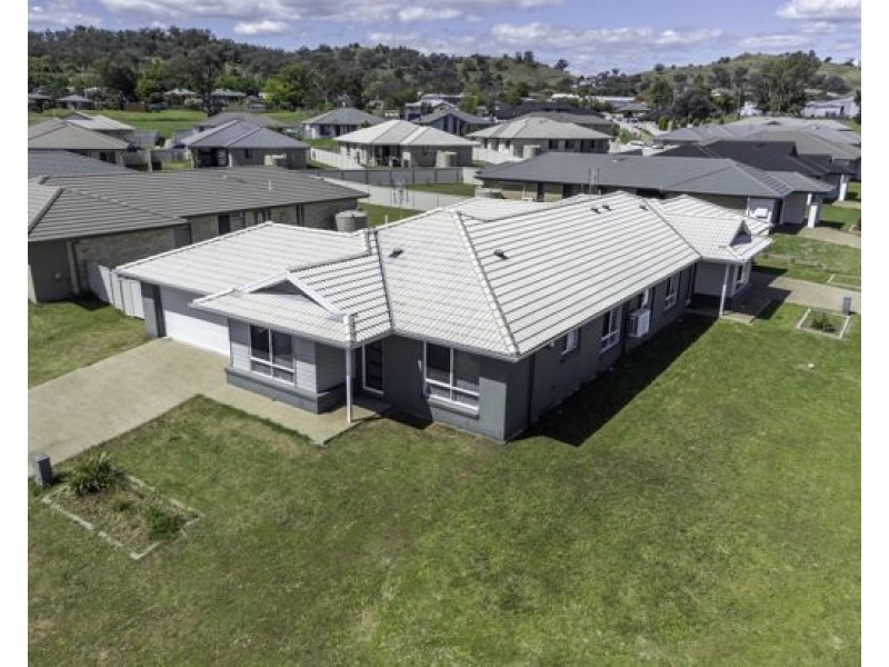 1 & 2/56 Tulipwood Crescent, Tamworth NSW 2340