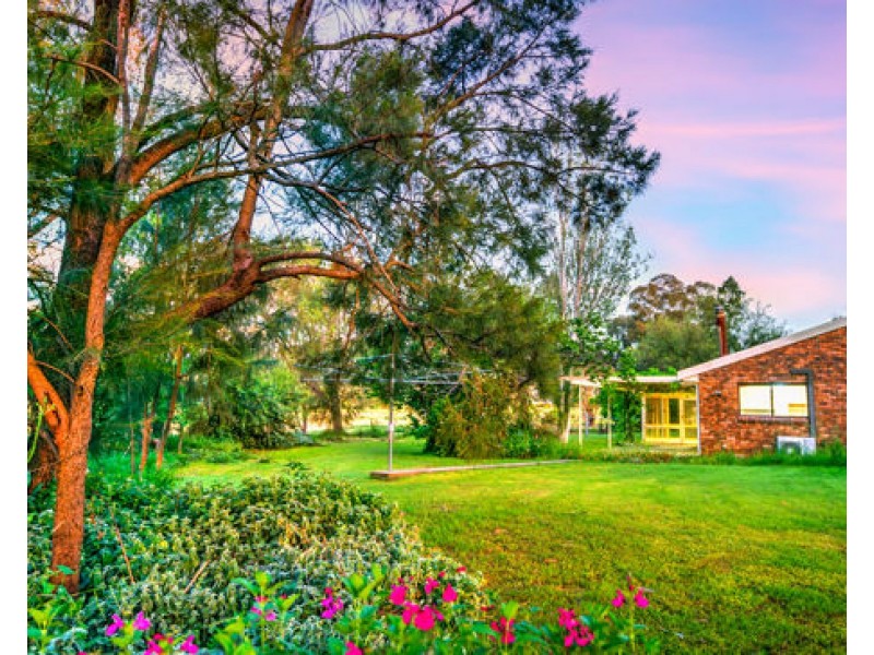 8 Carey Place, Tamworth NSW 2340