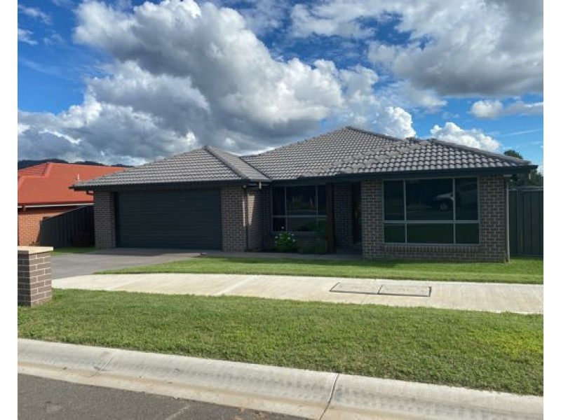 36 Reginald Drive, Kootingal NSW 2352