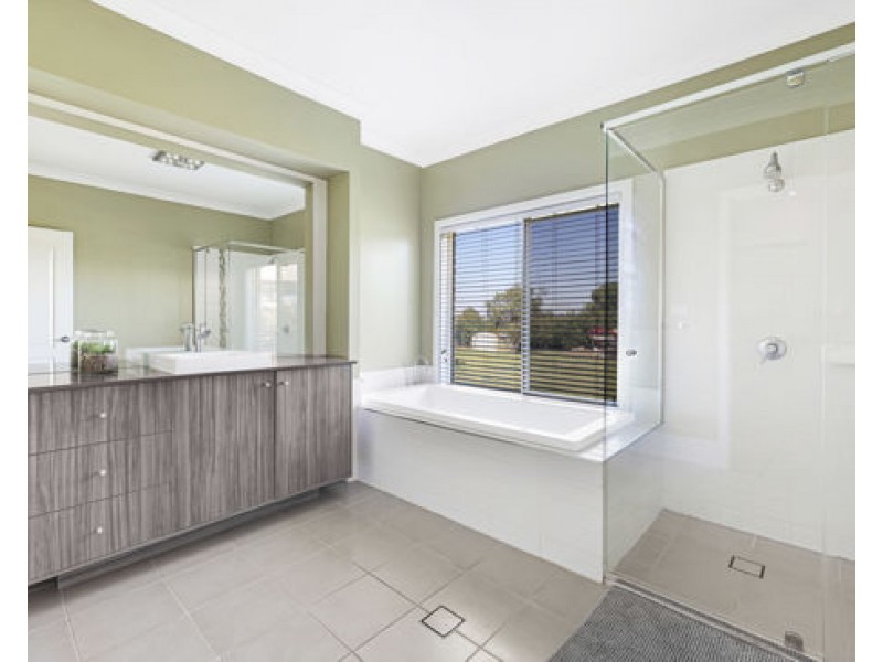 13 Barakula Drive, Tamworth NSW 2340