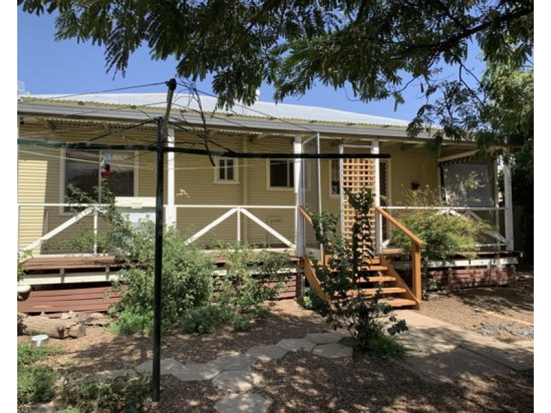 11 Hilton Street, Tamworth NSW 2340