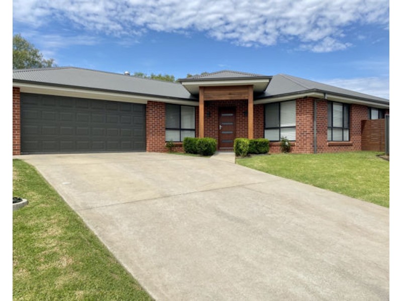 14 Illawarra Place, Tamworth NSW 2340