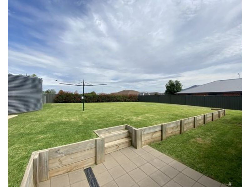 14 Illawarra Place, Tamworth NSW 2340