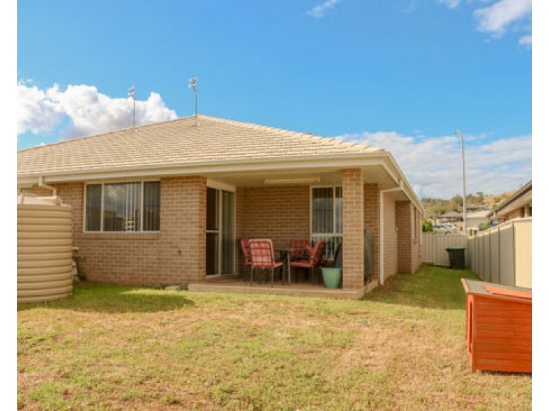 1/8 Lake Place, Tamworth NSW 2340