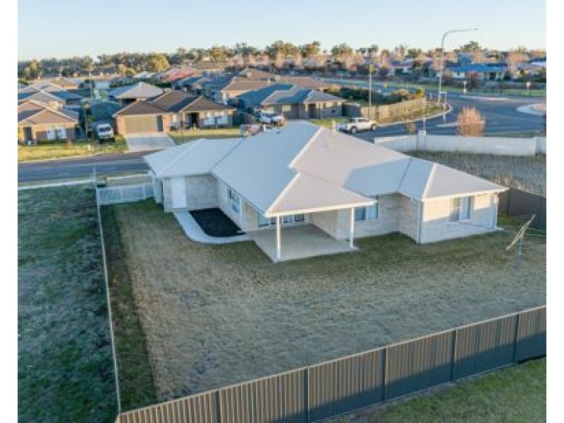 4 Grand Meadows Drive, Tamworth NSW 2340