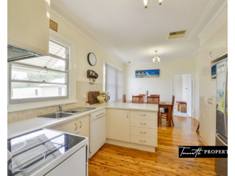 80 Piper Street, Tamworth NSW 2340