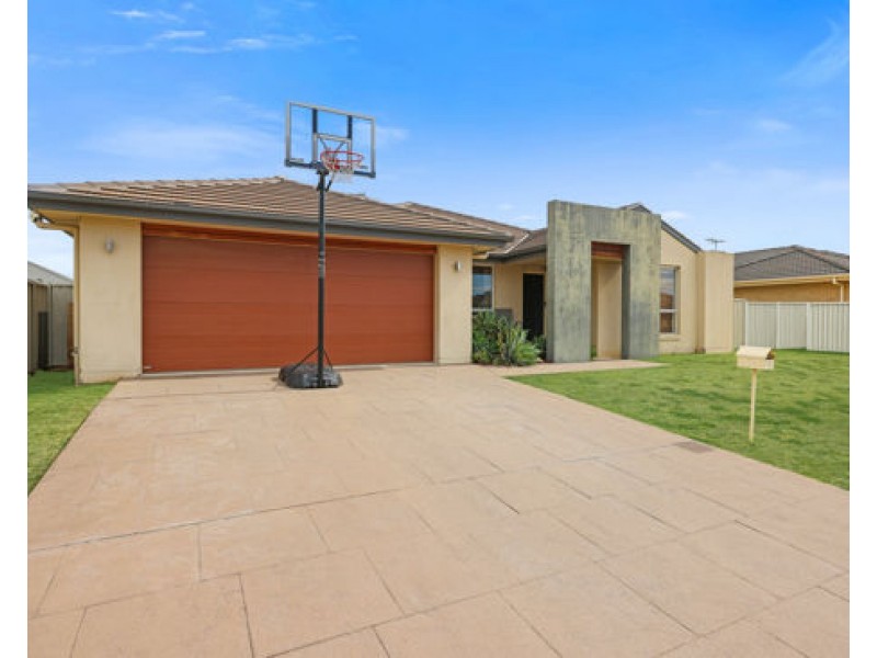 18 Bowman Drive, Tamworth NSW 2340