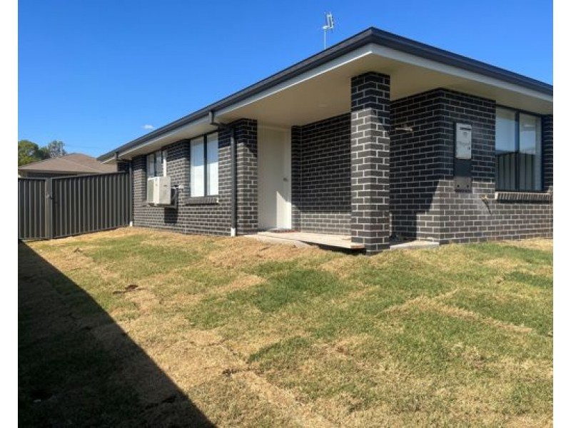 2/11 Regal Park Drive, Tamworth NSW 2340