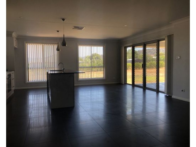 6 Whiporie Close, Tamworth NSW 2340