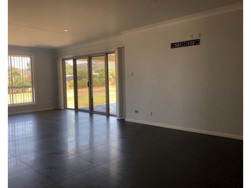 6 Whiporie Close, Tamworth NSW 2340