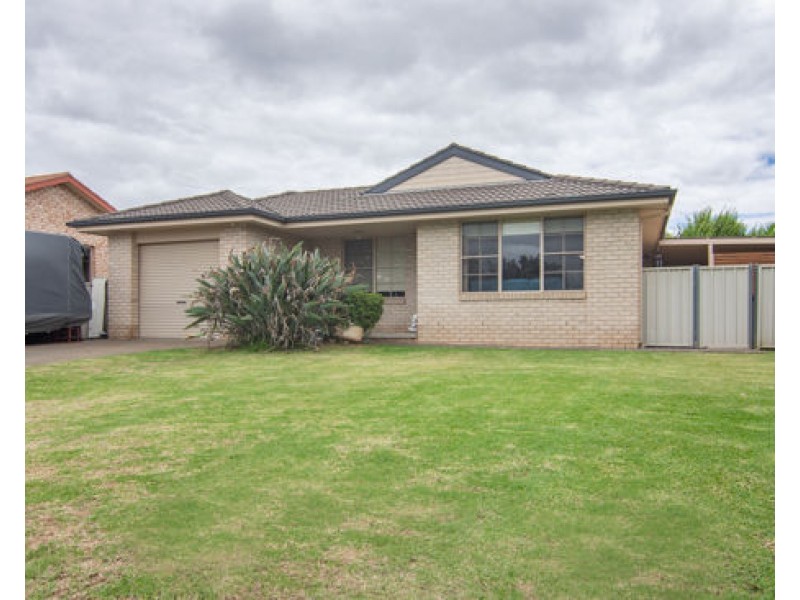 4 Giles Place, Tamworth NSW 2340