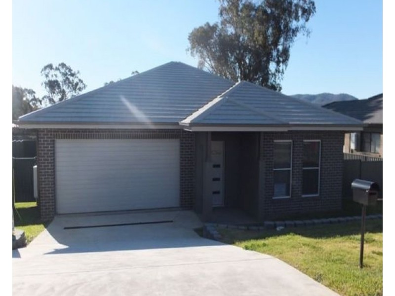 31 Falcon Drive, Tamworth NSW 2340
