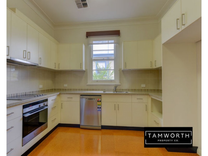 1 Douglas Avenue, Tamworth NSW 2340