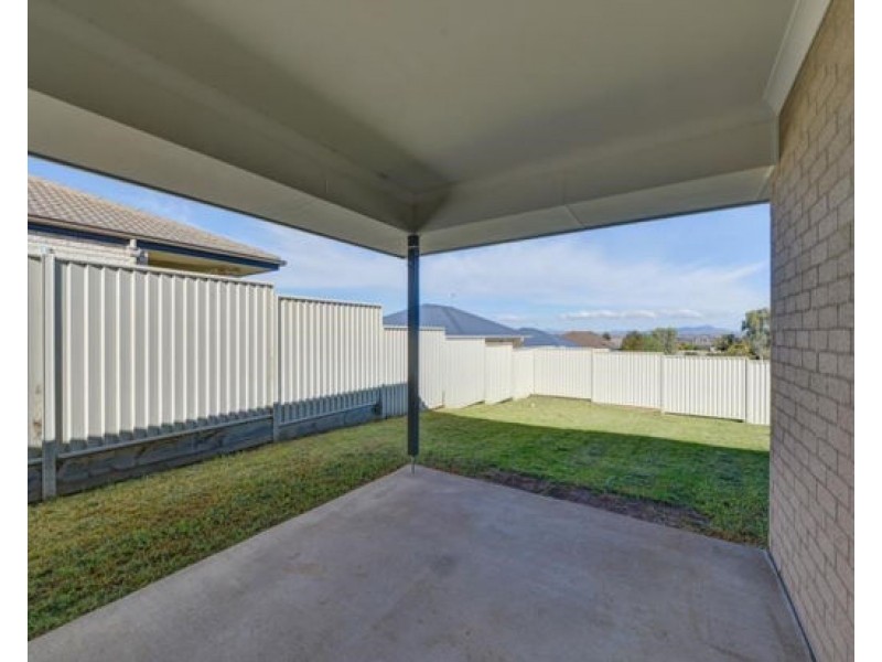 1/9 Kaputar Close, Tamworth NSW 2340