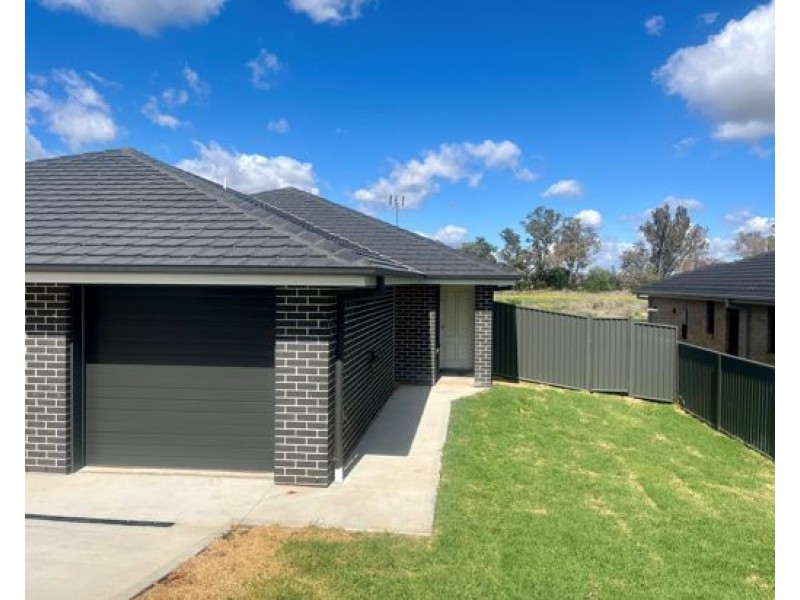2/11 Regal Park Drive, Tamworth NSW 2340