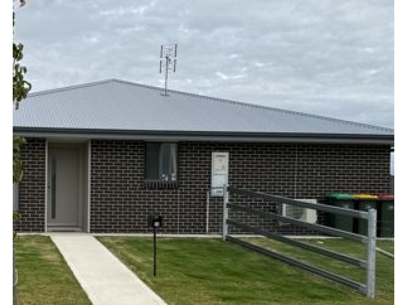 2/55 Peppercress Court, Tamworth NSW 2340