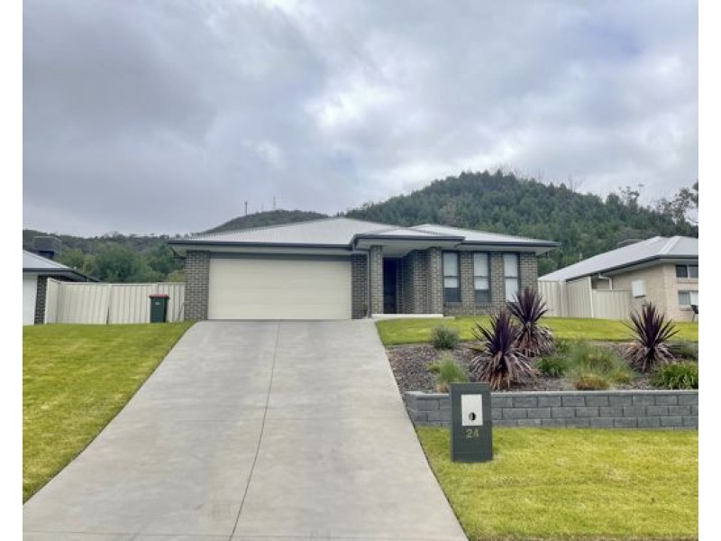 24 Scarborough Close, Tamworth NSW 2340