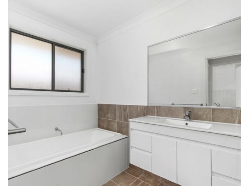 24 Scarborough Close, Tamworth NSW 2340