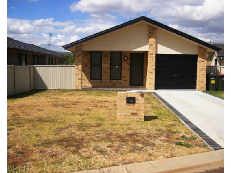 10 Tasman Place, Tamworth NSW 2340