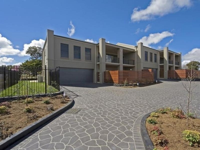 2/2 Illallangi Close, Armidale NSW 2350