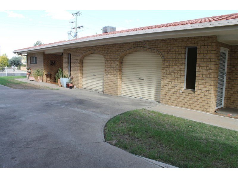 2/9 Dover Street, Moree NSW 2400