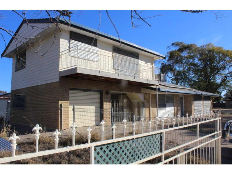 2 Wattle Crescent, Moree NSW 2400