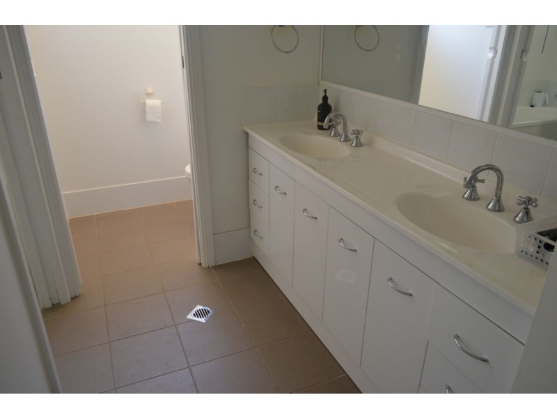 11 Loren Avenue, Moree NSW 2400