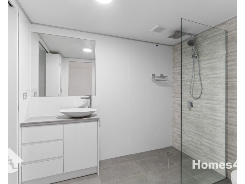 2/94-98 Prince Edward Parade, Redcliffe QLD 4020