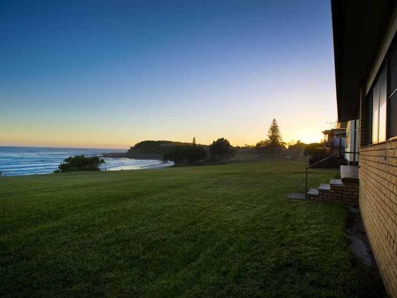8 First Avenue, Arrawarra Headland NSW 2456