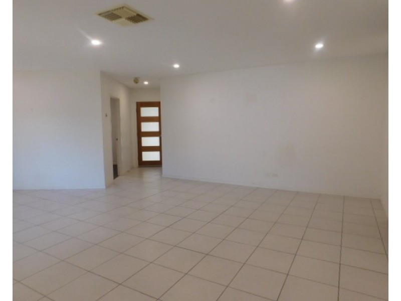 2/11 Field Street, Bowen QLD 4805