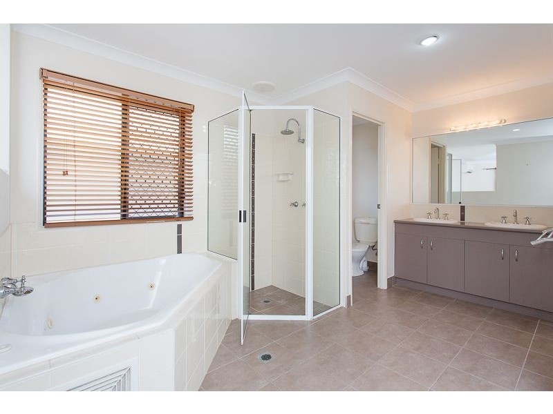 4 Mark Crescent, Glenella QLD 4740