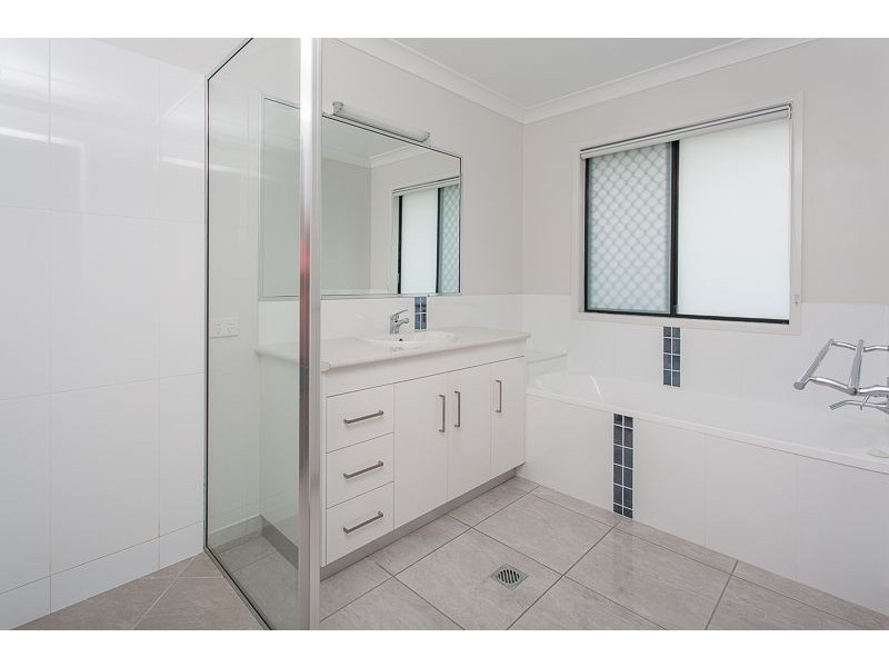 17 Lockyer Court, Rural View QLD 4740