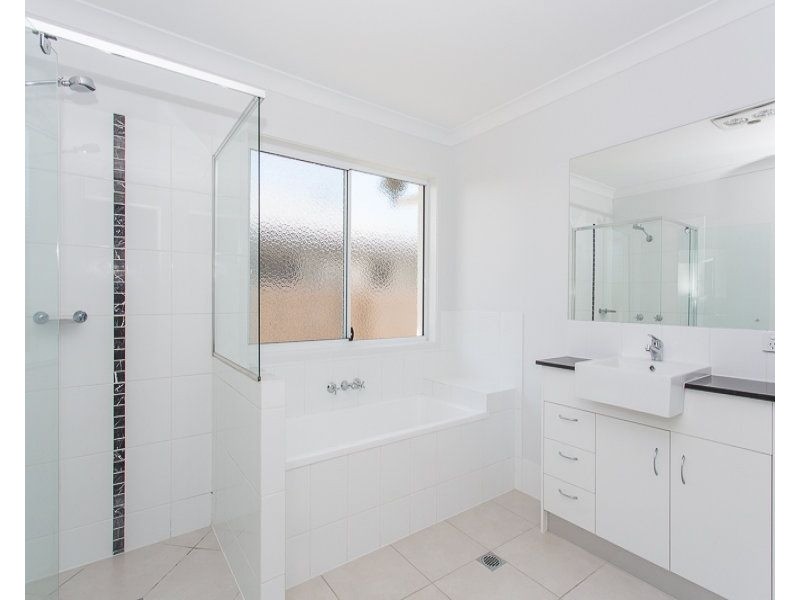 32 Phoenix Crescent, Rural View QLD 4740