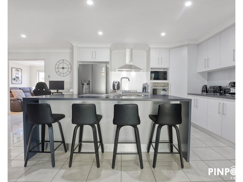 4 Crofton Close, Rural View QLD 4740