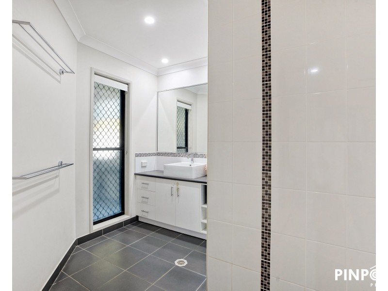 4 Crofton Close, Rural View QLD 4740