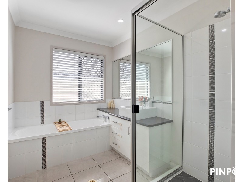 4 Crofton Close, Rural View QLD 4740