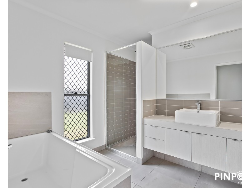 25 Primavera Boulevard, Beaconsfield QLD 4740