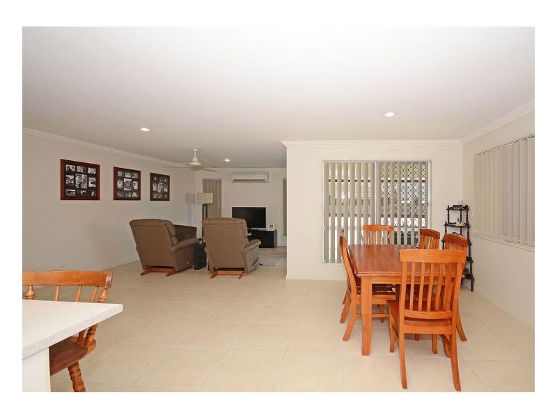 11 Picadilly Cct, Urraween QLD 4655