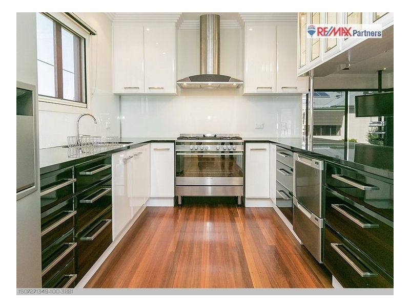 16 Pilot St, Urangan QLD 4655