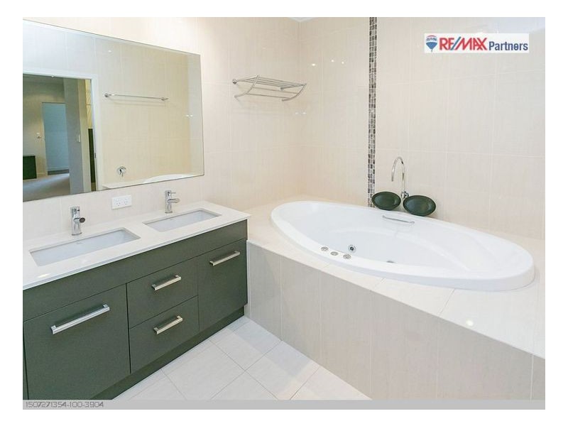 16 Pilot St, Urangan QLD 4655