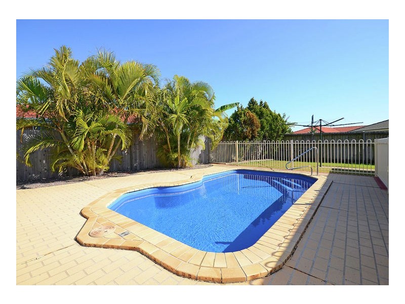 33 Anchorage Cct, Point Vernon QLD 4655