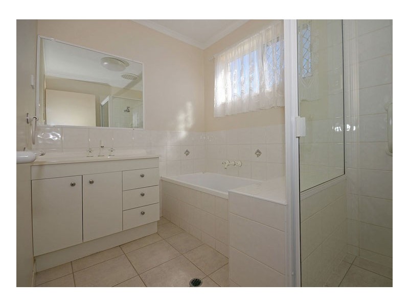 33 Anchorage Cct, Point Vernon QLD 4655