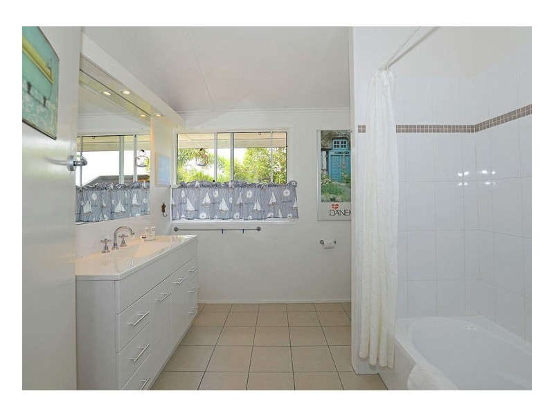 40 Esplanade, Point Vernon QLD 4655