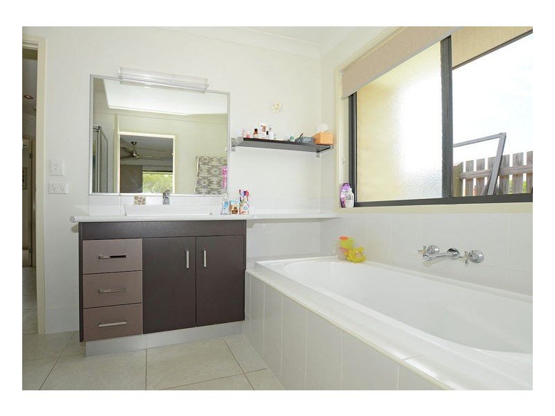14 Ladbroke Cres, Urangan QLD 4655