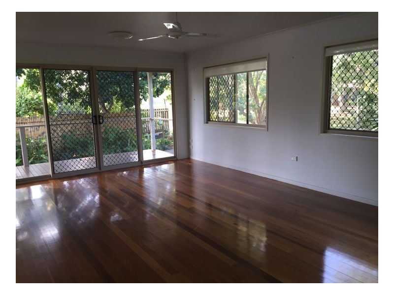 16b Richard STreet, Urangan QLD 4655