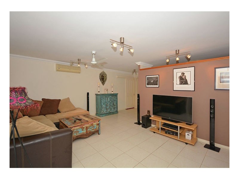 2/1 Daintree Dr, Urangan QLD 4655