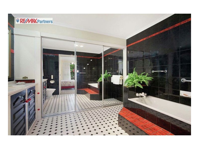 6 Bayrise Drive, Urangan QLD 4655