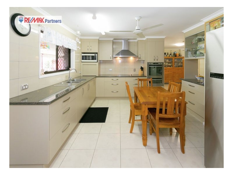 10 Gibbs St, Urangan QLD 4655